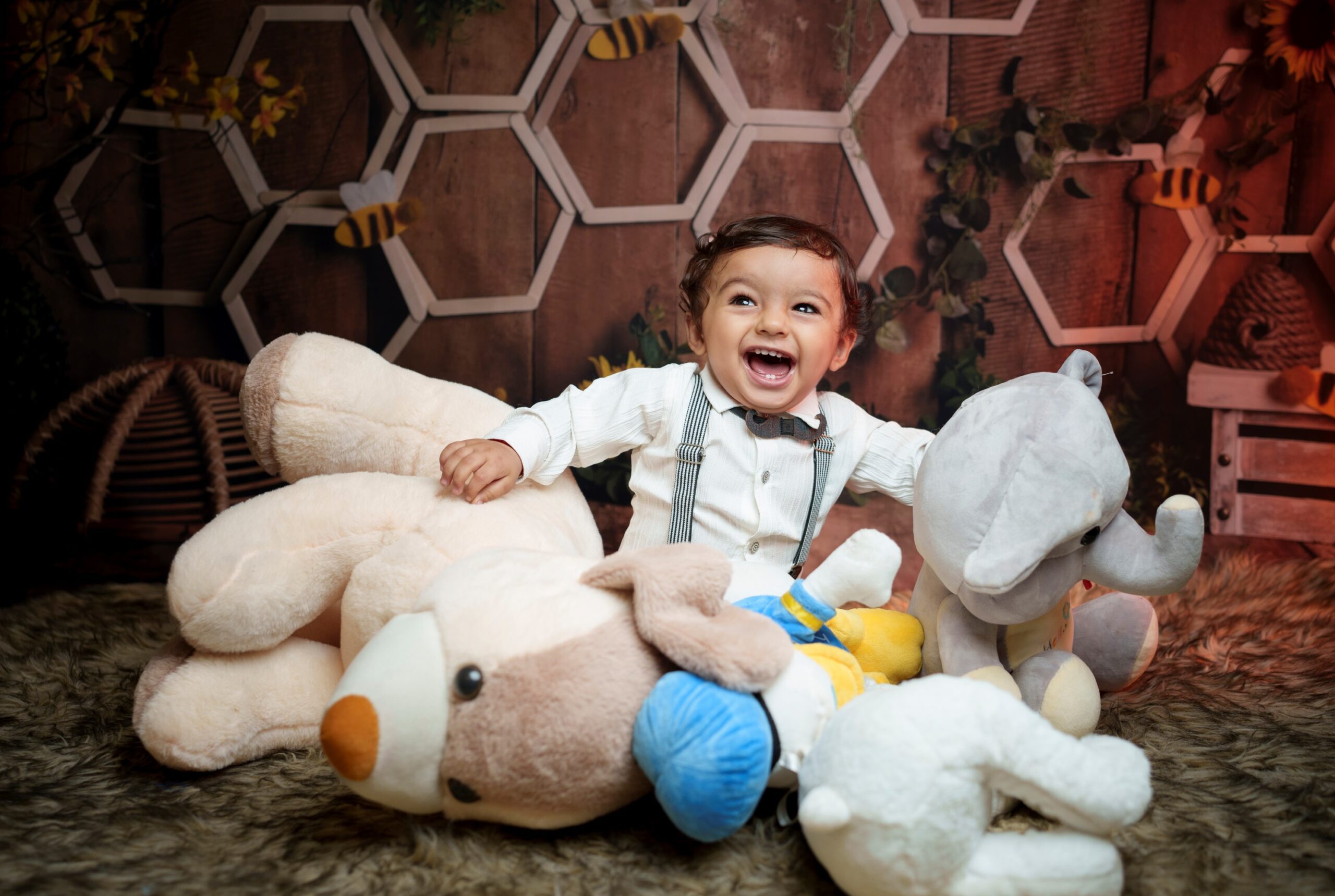indoor-babyshoot-theme-gifts-play-smile-girl-boy-1year kids-traditional theme-western theme-jungle theme