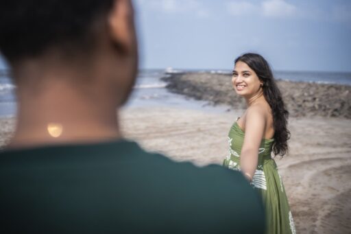 prewedding-romantic couple shoot-beach-concept (11)
