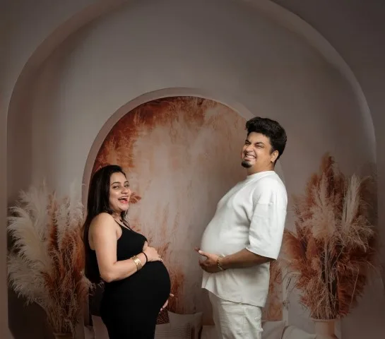 traditional-indoor-maternity-photoshoot-indoor studio-ColorPalette (1)