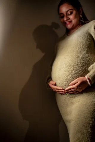 traditional-indoor-maternity-photoshoot-indoor studio-ColorPalette (8)